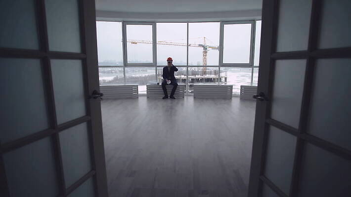 직업 1 디자인 응시 남자 산업 커피 비즈니스 성공 주택 피곤 한명 사람 앉기 성인 건물 컵 30대 사무실 방 건설현장 머그컵 마시기 잡기 작업 엔지니어 계획 건축가 땅 청사진 공학 개발 단절 4K MOV 해외동영상 클립영상 식기 건축물 시선 교육 음료 컨셉 모션 건설업 장년 기술자 동영상 파일형식