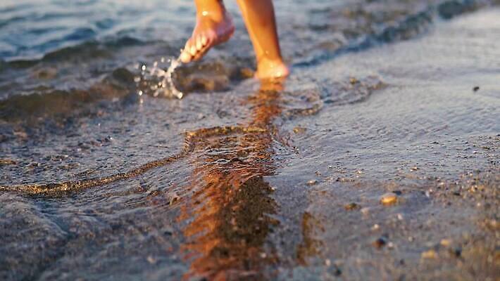라이프스타일 손 여자 모래 바다 여행 맨발 발 자연 휴가 휴식 사람 사람없음 야외 물 여름 뷰티 산책 거품 터치 흰색 아기 떨어짐 지중해 피부 단계 벌거벗은 양발 4K MP4 해외동영상 클립영상 자연요소 계절 컬러 컨셉 생활 신체부위 생태계 동영상 파일형식