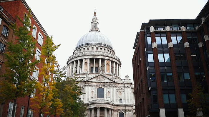 나무 영어 외관 유럽 종교 여행 건축양식 자연 하늘 영국 잉글랜드 사람없음 건물 초록색 파란색 성당 교회 도시 역사 저녁 런던 동영상 천연기념물 랜드마크 수도권 숭배 MOV 해외동영상 클립영상 식물 문자 건축물 건축 나라 컬러 종교건축 야간 생태계 지역 파일형식