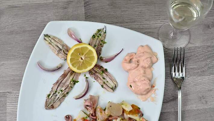 접시 음식 바다 조각 다이어트 채소 탁자 조개 새우 건강 육류 어류 요리 사람없음 빨간색 초록색 파티 주방 요식업 식당 요리사 식사 저녁식사 샐러드 튀김 흰색 축하 신선 고급 맛 상추 지중해 먹기 레몬 해산물 준비 연어 점심식사 맛있는 4K MP4 해외동영상 클립영상 직업 식기 산업 컬러 가구 컨셉 과일 식재료 모션 어패류 갑각류 이벤트 상점 수중동물 동영상 파일형식