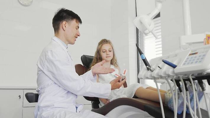 직업 남자 어린이 건강 치과 병원 두명 치료 약 장비 환자 의사 도구 업무 체험 입 치아 서비스 부식 치과의사 돌봄 위생관리 치통 4K 구강학 MOV 해외동영상 클립영상 컨셉 의학 모션 관리 사람 신체부위 의료진 작업 소화기관 질병 동영상 파일형식