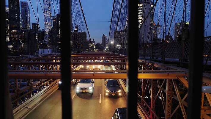 건축양식 교통시설 자동차 전등 거리 사람없음 건물 빛 강 도시풍경 고층빌딩 미국 어둠 운전 도시 분위기 도심 야간 저녁 번개 뉴욕 장면 지역 대도시 스카이라인 맨해튼 브루클린 4K MOV 해외동영상 클립영상 자연요소 건축물 건축 육상교통 교통 컨셉 북아메리카 모션 날씨 조명 풍경 빌딩 시설 동영상 파일형식