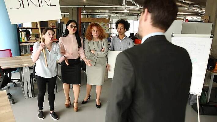 직업 디자인 여자 남자 비즈니스 통신 실내 말하기 대화 협상 여러명 성인 사무실 가리킴 비즈니스맨 비즈니스우먼 그룹 토론 종업원 동료 보여주기 책임자 소통 다락방 스트라이크 스타일 MOV 해외동영상 클립영상 다수 컨셉 관계 모션 사람 손짓 내부 직장인 동영상 파일형식