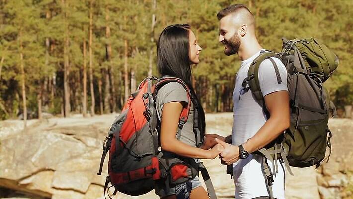 백인 라이프스타일 커플 응시 여자 남자 행복 길 여행 2 배낭 포옹 자연 휴가 산 수염 키스 갈색머리 건강 서기 사람 성인 야외 두명 여름 친구 걷기 골짜기 트래킹 하이킹 터치 가장자리 떨어짐 숲 엉덩이 하이커 MP4 해외동영상 클립영상 서양인 헤어스타일 시선 계절 감정 컨셉 가방 관계 안기 모션 레저 생활 신체부위 둘레 애정표현 생태계 동영상 파일형식