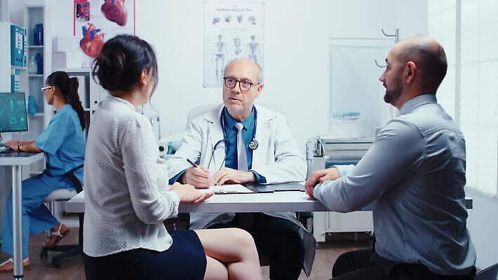 백인 직업 커플 결혼 유니폼 가족 남편 건강 병원 대화 사람 앉기 성인 치료 약 환자 간호사 의사 최고 기다림 뉴스 결과 질병 직원 약속 방문 돌봄 조언 치료사 4K MOV 해외동영상 클립영상 서양인 옷 컨셉 의학 관계 모션 말하기 이벤트 의료진 동영상 파일형식