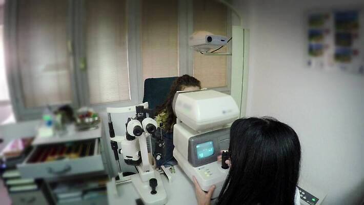 백인 직업 응시 여자 남자 어린이 건강 병원 실험 약 장비 시험 환자 의사 램프 서비스 상담 약속 시력 비전 안과 시력검사 돌봄 광학 검안사 4K MP4 해외동영상 클립영상 서양인 시선 교육 의학 모션 조명 사람 의료진 검사_조사 동영상 파일형식 안경사