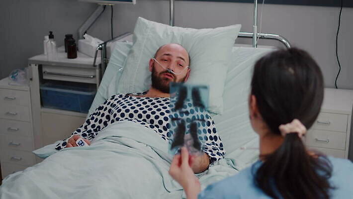 직업 휴식 뼈 엑스레이 건강 병원 가면 사람 치료 약 건강관리 디지털 모니터 검은색 진료 고통 환자 간호사 침대 긴급 질병 간호 측정 감시 외과 병실 산소 치유 헬프 4K MOV 해외동영상 클립영상 감정 컬러 가구 컨셉 의학 관리 컴퓨터 의료진 도움 원소 동영상 파일형식