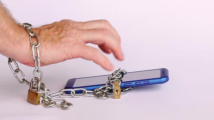 라이프스타일 손 컨셉 인터넷 모바일 자물쇠 사람 스마트폰 핸드폰 세계 웹 기쁨 네트워크 메시지 연결 무서움 전화기 오브젝트 문제 온라인 중독 노예 소셜 증상 가상 반복 남용 MP4 해외동영상 클립영상 감정 생활 신체부위 전자제품 스마트기기 동영상 파일형식