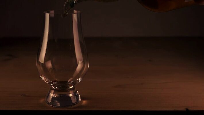 음료 백그라운드 모션 유리 탁자 주류 사람없음 목재 어둠 흐름 추위 튤립 축하 알코올 액체 황금 붓기 고급 떨어짐 크리스탈 싱글 상쾌 슛 서빙 느림 버번 브랜디 위스키 코냑 MP4 해외동영상 슬로모션 클립영상 나무 꽃 감정 가구 컨셉 재료 재질 촬영기법 와인 광석 동영상 파일형식