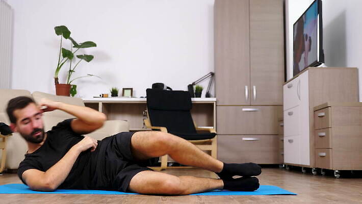 백인 라이프스타일 남자 스포츠 신체 근육 바닥 아파트 주택 실내 건강 성인 운동복 운동 힘 매트 연습 근육질 무릎 복근 조언 혼자 복부 자극 4K MOV 해외동영상 클립영상 서양인 옷 사람 내부 건물 생활 신체부위 몸매 동영상 파일형식