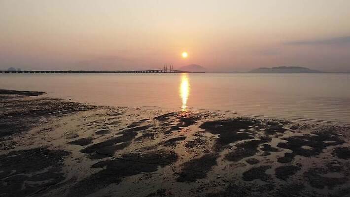 아시아 파도 바다 섬 오렌지 자연 하늘 날씨 휴가 풍경 사람없음 야외 물 여름 햇빛 태양 반사 일출 침묵 새벽 젖음 말레이시아 광 열대기후 4K MP4 해외동영상 클립영상 자연요소 계절 나라 과일 노을 소리 생태계 동영상 파일형식