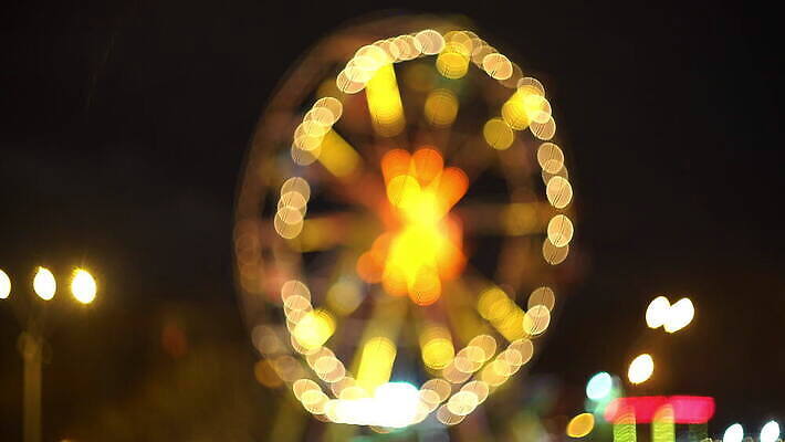 공원 컬러 백그라운드 이동 모션 추상 휴가 사람없음 아웃포커스 빨간색 초록색 빛 컬러풀 축제 기쁨 바퀴 원형 승차 야간 소프트포커스 무서움 속도 회전 보케 회전목마 공평 종료 다이오드 블러 주도 4K MOV 해외동영상 클립영상 자연요소 도형 공공시설 감정 컨셉 무늬 촬영기법 예절 놀이기구 동영상 파일형식