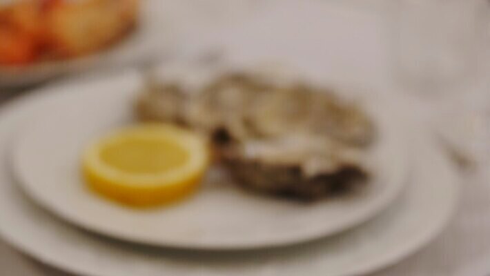 접시 음료 음식 조각 2 유리 탁자 조개 건강 요리 사람없음 식당 얼음 식사 저녁식사 신선 맛 샴페인 레몬 해산물 메뉴 점심식사 4K MP4 해외동영상 클립영상 자연요소 식기 가구 컨셉 과일 재질 어패류 주류 상점 동영상 파일형식