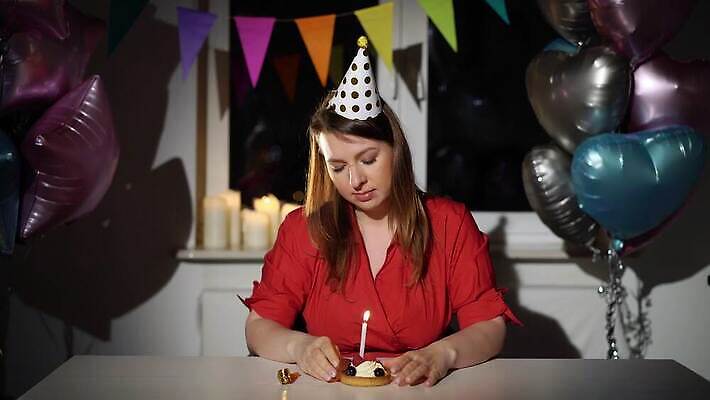 백인 모자 1 여자 기념일 탁자 휴가 아파트 주택 기념 한명 사람 성인 장식 컬러풀 파티 케이크 슬픔 축하 생일 기다림 좌절 고독 불기 호루라기 컵케이크 지루함 싱글 타격 혼자 4K MOV 해외동영상 클립영상 서양인 잡화 감정 컬러 가구 컨셉 모션 디저트 이벤트 건물 동영상 파일형식