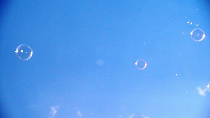 행복 컬러 백그라운드 컨셉 상상 자연 놀이 하늘 추상 사람없음 물 파란색 빛 반사 파티 거품 기쁨 꿈 젖음 원형 불기 비누 공상 마법 여의주 MOV 해외동영상 클립영상 자연요소 도형 감정 무늬 모션 이벤트 위생용품 생태계 동영상 파일형식