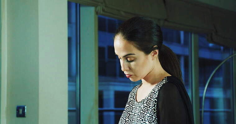 라이프스타일 긴머리 웰빙 여자 가구 창문 가정 휴식 잉글랜드 아파트 실내 한명 앉기 책 노트북 컴퓨터 새벽 잡기 저녁 책상 런던 시티라이프 포니테일 내려보기 4K 틸트업 MOV 해외동영상 클립영상 자연요소 1 헤어스타일 생활용품 컨셉 모션 영국 주택 촬영기법 사람 내부 생활 전자제품 야간 동영상 파일형식