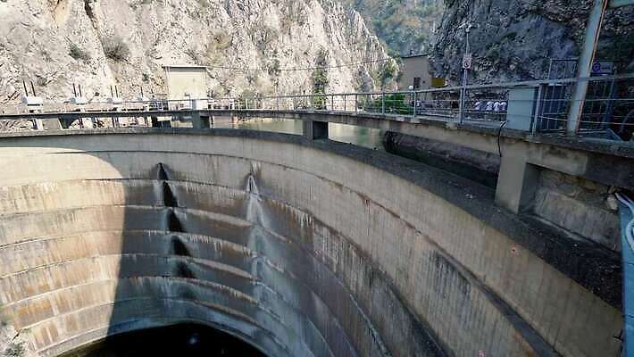 산업 호수 여행 사람없음 물 강 골짜기 힘 에너지 저수지 댐 아치 페이지 공학 랜드마크 마케도니아 콘크리트 카피스페이스 4K MP4 해외동영상 클립영상 자연요소 공공시설 교육 자연 공백 동영상 파일형식 남유럽