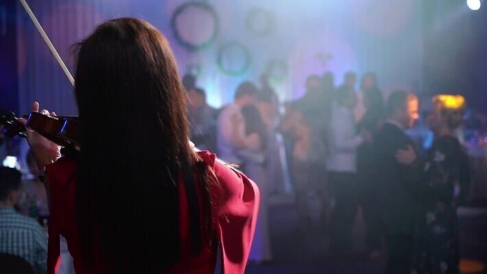 백인 드레스 여자 줄 음악 놀이 사람 이벤트 성인 목재 소리 콘서트 공연 음악가 기구 잡기 괴짜 클래식 바이올린 열정 재즈 바이올리니스트 오케스트라 교향곡 뮤지컬 비올라 실행 플레이어 MOV 해외동영상 클립영상 서양인 나무 직업 옷 감정 컨셉 재료 모션 현악기 문화예술 연주자 악단 동영상 파일형식 찰현악기