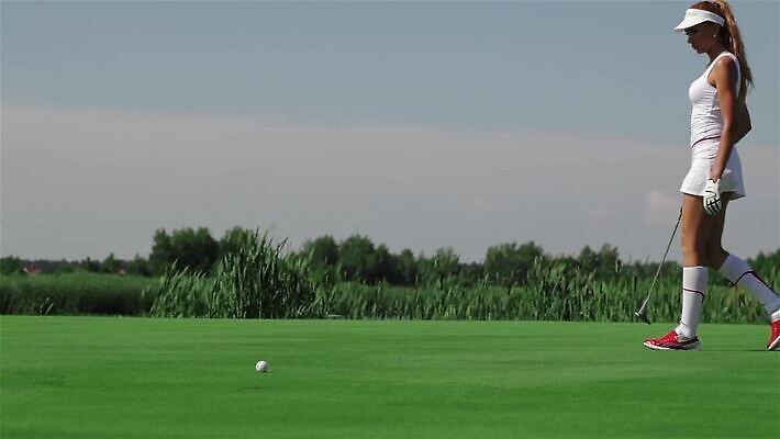 백인 직업 여자 스포츠 포즈 골프 공 놀이 건강 한명 잔디 성인 야외 빨간색 초록색 운동 햇빛 우주 경쟁 봄 장비 도전 게임 우승 구멍 골퍼 강의 연습 클럽 리프트 빨간머리 골 때리기 승자 퍼터 플레이어 접근 MP4 해외동영상 클립영상 서양인 식물 1 헤어스타일 계절 컬러 컨셉 모션 운동선수 사람 태양 구기 최고 동영상 파일형식