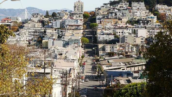 도로 상징 부동산 거리 사람없음 건물 도시풍경 미국 도시 재산 교차로 언덕 캘리포니아 방문 러시아인 빅토리아 샌프란시스코 줄서기 4K MP4 해외동영상 클립영상 서양인 건축물 길 북아메리카 교통시설 모션 풍경 금융 동영상 파일형식