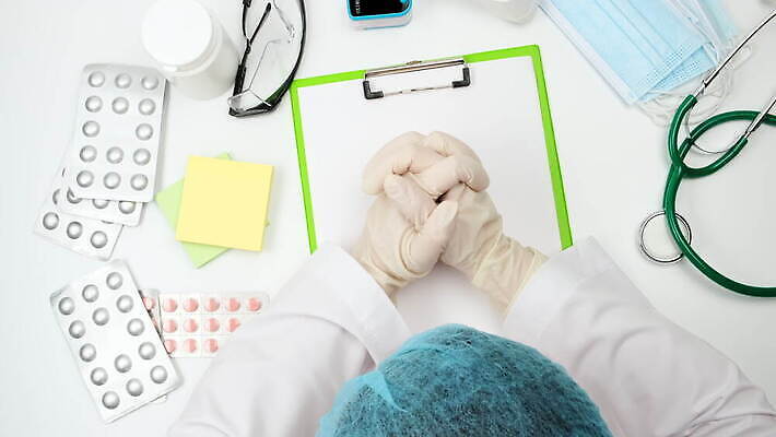 백인 직업 손 여자 종이 장갑 컨셉 유니폼 청진기 탁자 건강 병원 사람 성인 파란색 알약 약 공백 간호사 의사 흰색 보호 책상 외과 돌봄 헬프 4K MOV 해외동영상 클립영상 서양인 잡화 옷 컬러 가구 의학 의료기기 모션 신체부위 의료진 도움 동영상 파일형식