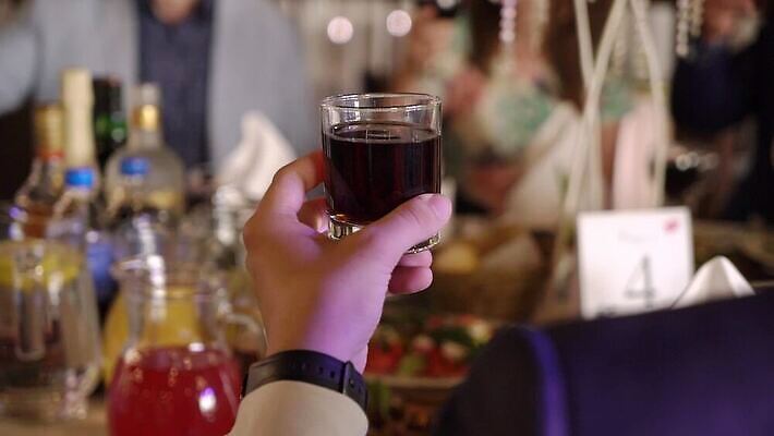 백인 손 여자 기념일 남자 음료 결혼 와인잔 응원 유리 성공 휴가 기념 주류 사람 이벤트 성인 파티 식당 와인 축제 흰색 축하 알코올 잡기 칵테일 바 생일 액체 샴페인 토스트 유리그릇 메를로 양조장 스플래쉬 MOV 해외동영상 클립영상 서양인 그릇 빵 컬러 컨셉 술잔 모션 재질 신체부위 상점 동영상 파일형식