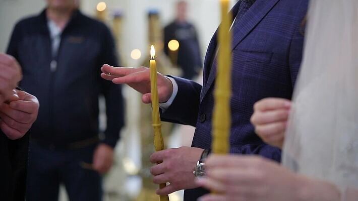 백인 전통 커플 드레스 종교 꽃다발 신랑 결혼 신혼부부 결혼식 기념 실내 사람 이벤트 내부 낭만 흰색 반지 아빠 우아함 성직자 통로 신성 약혼 덩어리 성찬식 신앙심 MOV 해외동영상 클립영상 서양인 부부 옷 꽃 컬러 컨셉 장신구 가족 관계 약속 신혼 동영상 파일형식