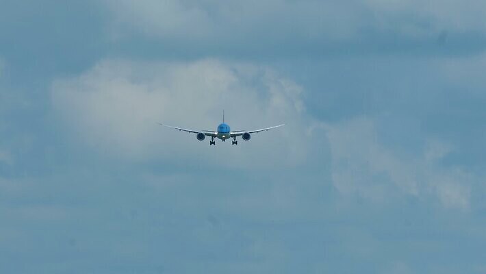 여행 백그라운드 날개 교통시설 하늘 비행기 사람없음 파란색 햇빛 어둠 흰색 4 공항 땅 도착 항공 상업 제트기 승객 엔진 대패 마지막 착륙 접근 항공사 4K MOV 해외동영상 클립영상 산업 컬러 교통 항공교통 대중교통 태양 숫자 시설 동영상 파일형식