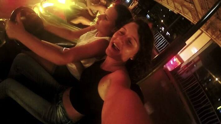 커플 공원 행복 어린이 컬러 이동 모션 자동차 놀이 함께함 미소 웃음 사람 사람없음 빛 어둠 기쁨 놀이공원 운전 게임 승차 야간 속도 네온 공평 범퍼 1인칭시점 4K MP4 해외동영상 클립영상 자연요소 시선 공공시설 감정 육상교통 컨셉 관계 표정 테마파크 동영상 파일형식