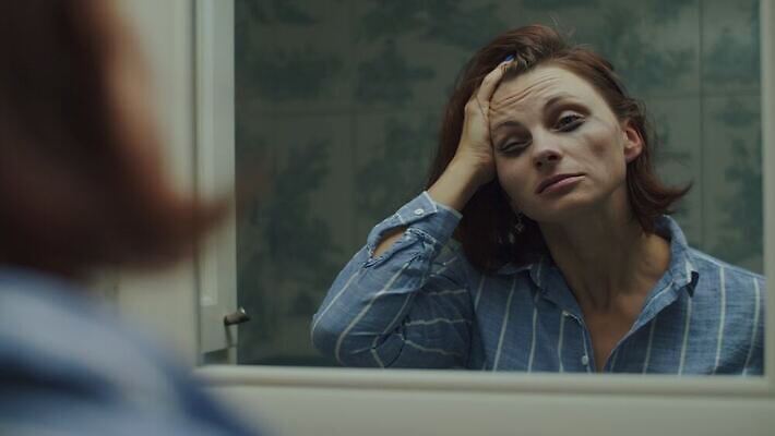 여자 얼굴 셔츠 갈색머리 한명 사람 성인 캐주얼 거울 고통 찡그림 눈썹 속눈썹 만취 피부 입술 두통 숙취 성인여자한명만 4K MOV 해외동영상 클립영상 1 헤어스타일 옷 감정 상의 표정 신체부위 질병 동영상 술취함 여자한명만 성인여자만 파일형식