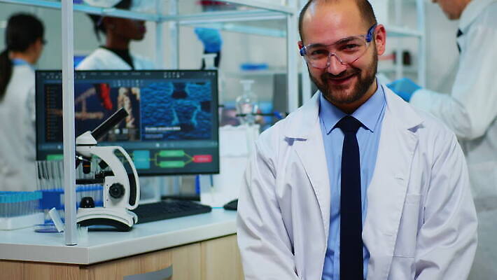 직업 응시 과학 건강 현미경 실험 미소 사람없음 치료 약 카메라 검은색 장비 간호사 의사 그룹 엔지니어 실험실 바이러스 보호 질병 생명공학 연구원 과학자 분석 직원 미생물 다민족 개발 백신 전염병 화학자 코로나바이러스 4K MOV 해외동영상 클립영상 시선 컬러 컨셉 의학 생물 표정 실험기구 전자제품 의료진 기술자 동영상 학자 파일형식