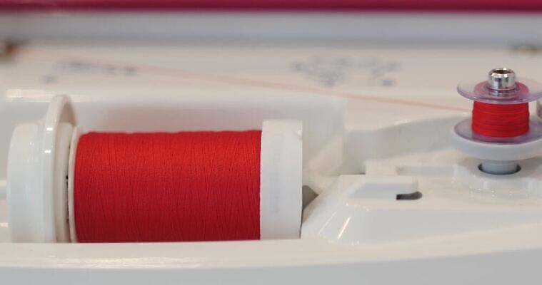 드레스 옷 산업 줄 가정 한명 취미 빨간색 컬러풀 유행 금속 기계 직물 면 업무 수술 제조 바느질 묘사 오브젝트 흰배경 만들기 실타래 섬유 얼레 재단 고립 바늘땀 4K MP4 해외동영상 클립영상 1 컬러 백그라운드 의학 모션 재질 사람 치료 흰색 작업 동영상 파일형식