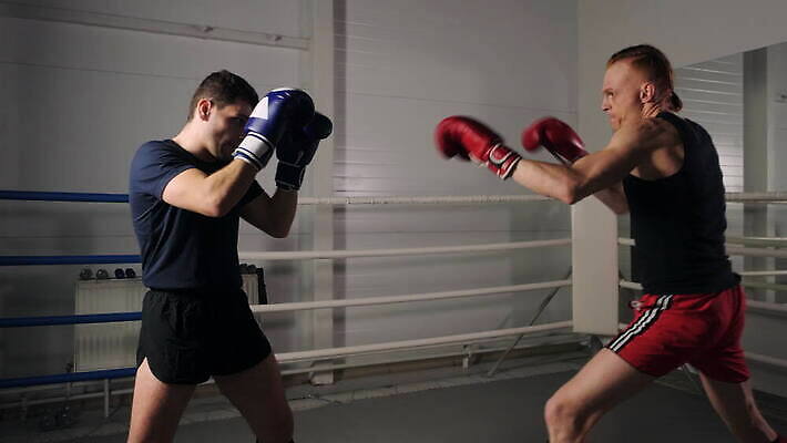 백인 직업 손 남자 스포츠 장갑 컨셉 2 건강 사람 두명 상자 운동 힘 권투 에너지 반지 킥 라이벌 클럽 체육관 싸움 근육질 섞기 운동가 킥복싱 4K MOV 해외동영상 클립영상 서양인 잡화 장신구 모션 근육 신체부위 격투기 몸매 동영상 파일형식