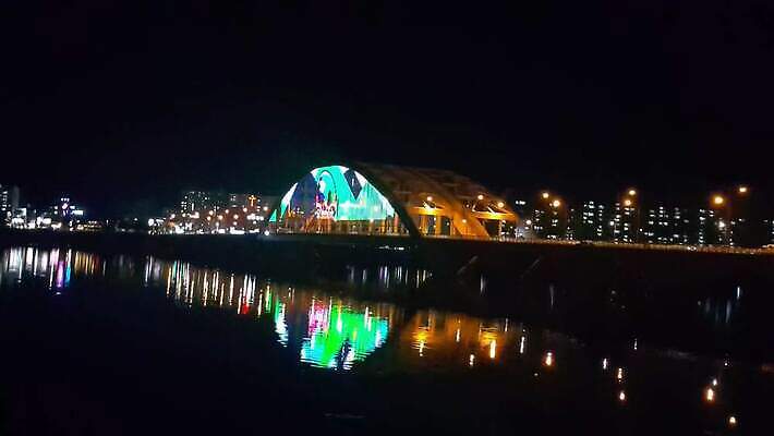 유럽 아시아 바다 여행 건축양식 전등 조명 한국 동양인 풍경 사람없음 건물 물 도시풍경 반사 여행객 탑 항구 고층빌딩 새벽 도시 만 보트 도심 야간 저녁 장면 스카이라인 석호 빛망울 랜드마크 4K MOV 해외동영상 클립영상 자연요소 건축물 건축 나라 배_교통 교통시설 사람 인종 빌딩 빛 동영상 파일형식