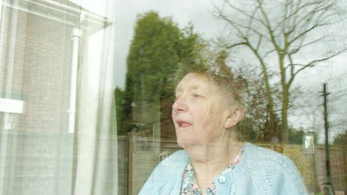 백인 라이프스타일 계절 감정 할머니 얼굴 창문 유리 날씨 주택 실내 한명 사람 성인 물 슬픔 관찰 기다림 좌절 고독 은퇴 빗방울 명상 고민 혼란 여자한명만 4K MP4 해외동영상 클립영상 자연요소 서양인 1 여자 노년 컨셉 모션 재질 내부 건물 생활 신체부위 비_날씨 동영상 여자만 파일형식