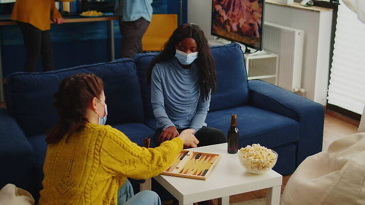 행복 흑인 거실 놀이 주택 맥주 대화 가면 마스크 미소 사람없음 친구 소파 글로벌 파티 검은색 우정 펼침 마시기 축하 바이러스 체스 보호 번짐 다인종 섞기 소셜 코로나바이러스 사교적 뉴노멀 4K MOV 해외동영상 클립영상 서양인 감정 컬러 컨셉 의자 관계 모션 주류 표정 말하기 인종 이벤트 건물 경제 동영상 파일형식 효과