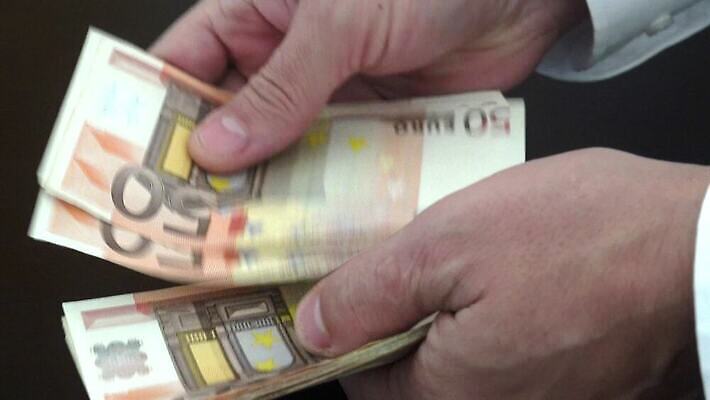 직업 손 종이 백그라운드 지폐 돈 비즈니스 성공 관리 정장 사람없음 금융 사무실 검은색 어둠 거래 저축 유로 잡기 악단 업무 비즈니스맨 계산 시장 재산 구매 주기 투자 만들기 결제 계산서 월급 빚 마피아 부정부패 세금 카운트 4K MP4 해외동영상 클립영상 옷 남자 음악 컬러 컨셉 모션 신체부위 경제 쇼핑 작업 직장인 동영상 파일형식