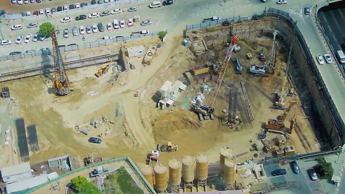 산업 모래 건축양식 노동자 안테나 사람없음 건물 탑 기계 건설현장 도시 업무 수리 정상 큼 땅 기중기 상업 시멘트 먼지 트랙터 짐차 공학 진행 개발 계약자 드론 땅바닥 땅파기 리모델링 이스라엘 철강 콘크리트 프로젝트 MOV 해외동영상 클립영상 직업 건축물 교육 건축 통신 자동차 바닥 건설업 작업 중장비 크기 농기계 계약 특수차량 동영상 서아시아 파일형식