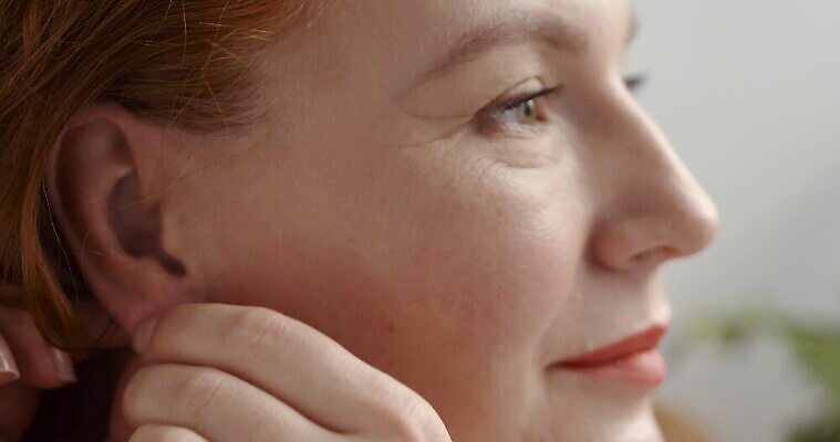 1 손 응시 여자 얼굴 실내 건강 한명 사람 성인 뷰티 머리 유행 귀걸이 화장품 거울 화려 우아함 입술 만족 돌봄 4K MP4 해외동영상 클립영상 시선 감정 컨셉 장신구 모션 내부 신체부위 동영상 파일형식