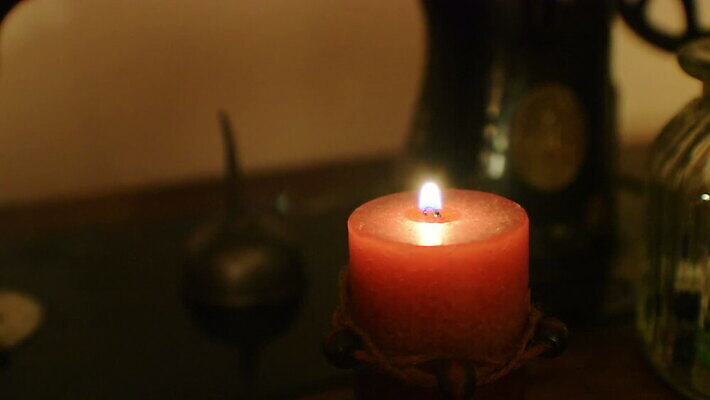 백그라운드 크리스마스 오렌지 촛불 불 불꽃 사람없음 장식 빛 노란색 어둠 축하 영혼 닫기 야간 광 심지 왁스 화상 MOV 해외동영상 클립영상 자연요소 기념일 컬러 컨셉 과일 초 모션 상처 동영상 파일형식