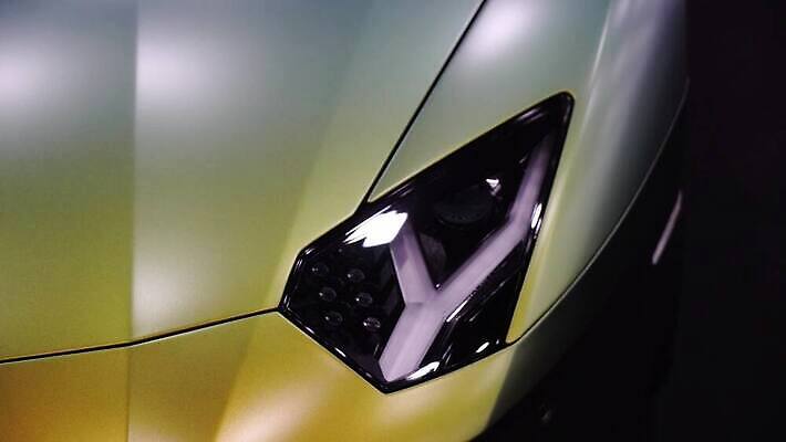 디자인 스포츠 자동차 실내 사람없음 초록색 빛 문 금속 이탈리아 운전 덮개 램프 고급 우아함 고도 전시회 속도 쇼 라디에이터 자동 조율 주도 4K MOV 해외동영상 클립영상 유럽 육상교통 컬러 컨셉 모션 재질 조명 내부 전시 뚜껑 예절 동영상 파일형식