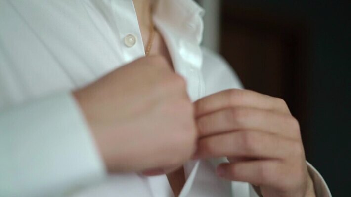 라이프스타일 손 드레스 옷 남자 신랑 결혼 셔츠 비즈니스 성공 아침 노동자 주택 실내 사람 정장 성인 사람없음 사무실 유행 방 흰색 축하 비즈니스맨 클래식 고급 우아함 종업원 준비 경영자 소매 넣기 정중 착용 스타일 놓기 MOV 해외동영상 클립영상 주간 직업 컬러 컨셉 상의 모션 이벤트 내부 건물 생활 신체부위 직장인 리더 동영상 파일형식