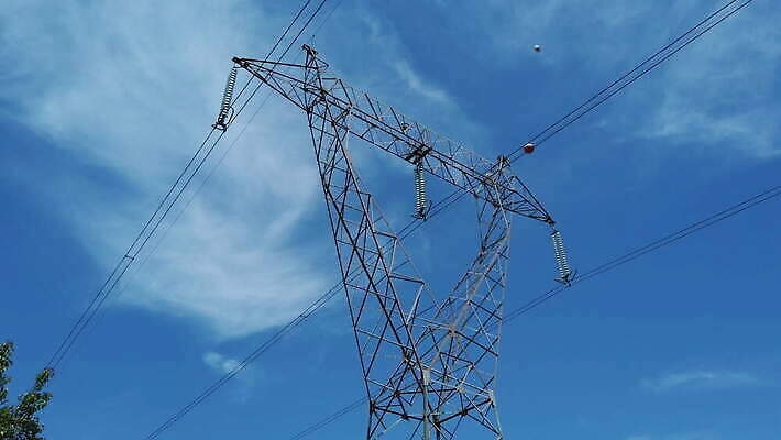 구름 산업 선 모션 하늘 사람없음 파란색 탑 금속 힘 장비 발전기 에너지 네트워크 위험 큼 전염 철사 볼트 봉 철탑 공학 항공촬영 분배 전압 철강 현재 공급 4K MOV 해외동영상 클립영상 자연요소 건축물 교육 뷰포인트 컬러 컨셉 재질 발전소 공구 질병 크기 감염 동영상 파일형식