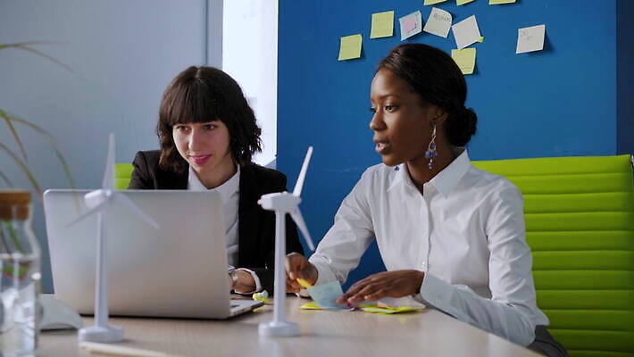 백인 모델 여자 산업 생각 비즈니스 사업가 통신 청소년 무선통신 협력 설계 아이디어 작업복 대화 미소 20대 두명 노트북 컴퓨터 사무실 이탈리아 가리킴 작업 비즈니스우먼 풍력에너지 동료 공학 밀라노 브레인스토밍 남유럽 4K MOV 해외동영상 클립영상 서양인 직업 옷 교육 유럽 컨셉 관계 표정 말하기 사람 손짓 청년 전자제품 직장인 그린에너지 동영상 파일형식