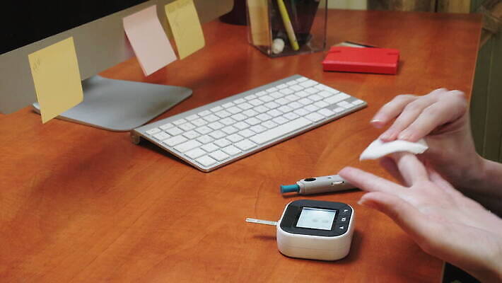 손 여자 손가락 사람 사람없음 빨간색 사무실 약 건강관리 모니터 장비 시험 환자 기구 물방울 혈액 떨어짐 질병 설탕 측정 타입 계량기 찌르기 당뇨병 돌봄 인슐린 포도당 4K MOV 해외동영상 클립영상 교육 컬러 컨셉 비즈니스 의학 모션 건강 관리 신체부위 컴퓨터 동영상 파일형식