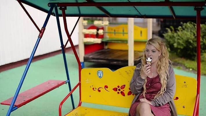 백인 모델 공원 여자 행복 음식 아이스크림 디저트 한명 앉기 금발 뷰티 섹시 귀여움 얼음 입 달콤 핥기 빨다 플러스 먹기 그네 치수 굴곡 MOV 해외동영상 클립영상 자연요소 서양인 1 헤어스타일 기호 공공시설 감정 컨셉 모션 사람 신체부위 맛 동영상 파일형식