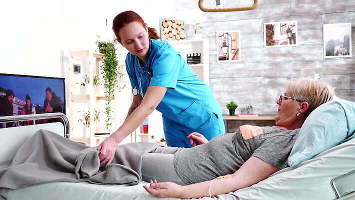 백인 직업 여자 노년 남자 행복 유니폼 주택 건강 병원 대화 사람 앉기 성인 치료 약 건강관리 방 고통 터치 환자 간호사 의사 침대 잡기 질병 은퇴 간호 병실 거짓말 돌봄 옛날 지원 채팅 치유 헬프 4K MOV 해외동영상 클립영상 서양인 옷 감정 가구 의학 모션 관리 말하기 건물 의료진 도움 동영상 파일형식