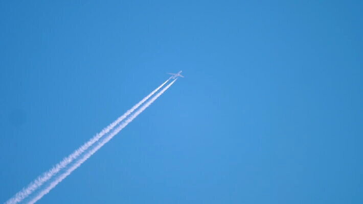 여행 백그라운드 교통시설 자국 하늘 휴가 비행기 사람없음 빨간색 파란색 흰색 물방울 연기 저녁 항공 속도 제트기 승객 대패 4K MOV 해외동영상 클립영상 컬러 교통 항공교통 대중교통 야간 시설 동영상 파일형식
