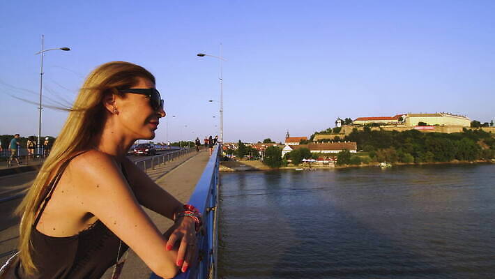 모델 1 라이프스타일 여자 도로 신발 휴식 거리 건강 한명 사람 성인 야외 강 태양 섹시 맑음 화려 우아함 날씬함 다뉴브강 세르비아 혼자 4K MOV 해외동영상 클립영상 자연요소 길 컨셉 교통시설 날씨 생활 몸매 동영상 파일형식