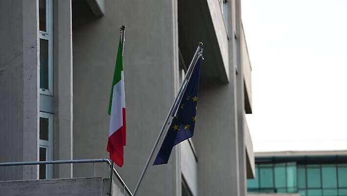 외관 유럽 조각 여행 건축양식 하늘 바람 독일 미술 사람 사람없음 건물 빨간색 파란색 조각상 이탈리아 프랑스 흰색 깃발 기둥 도시 역사 로마 심볼 사인 정사각형 광장 대리석 기념물 천연기념물 랜드마크 로마인 전국 제단 4K MP4 해외동영상 클립영상 자연요소 도형 건축물 건축 나라 컬러 재료 날씨 문화예술 인종 조형물 동영상 파일형식